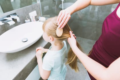 Es mejor usar trenzas o colitas de pelo para prevenir el contagio de piojos