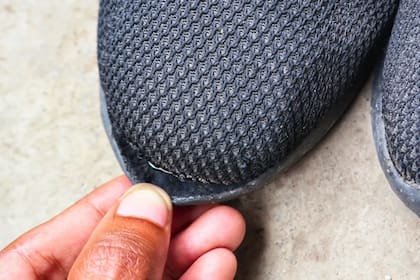 Es muy común que en las zapatillas deportivas se despegue la suela en la punta (Foto: Gemini)