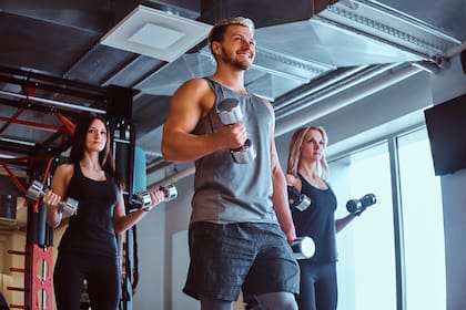 Es muy común que los gimnasios pongan música en volumen alto (Foto: Freepik)