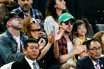 Es muy poco usual ver a Ryan Gosling en público con su mujer, la también actriz Eva Mendes y sus hijos. Sin embargo, los Juegos Olímpicos lograron lo que parecía imposible: una postal familiar. El protagonista de Barbie y su familia fueron testigos de la competencia de gimnasia artística; luego, los actores disfrutaron de las jornadas ecuestres que se realizaron en los jardines del Palacio de Versalles