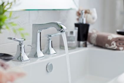 Es necesario dejar correr el agua 15 segundos para reducir el contacto con el plomo