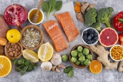Es necesario el consumo diario de frutas, verduras, cereales integrales, legumbres, leche, carnes, aves y pescado y aceite vegetal