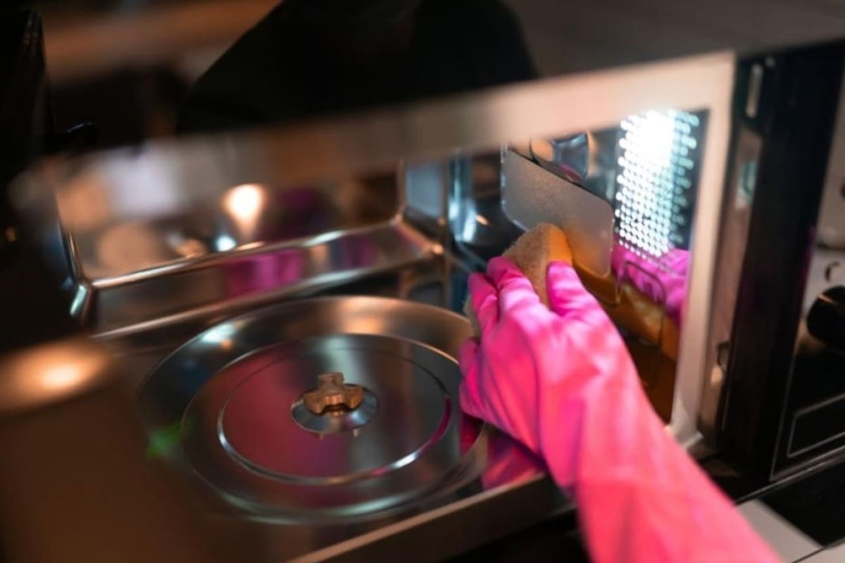 Es normal que se acumulen grasa y malos olores dentro del horno microondas (Foto: iStock)