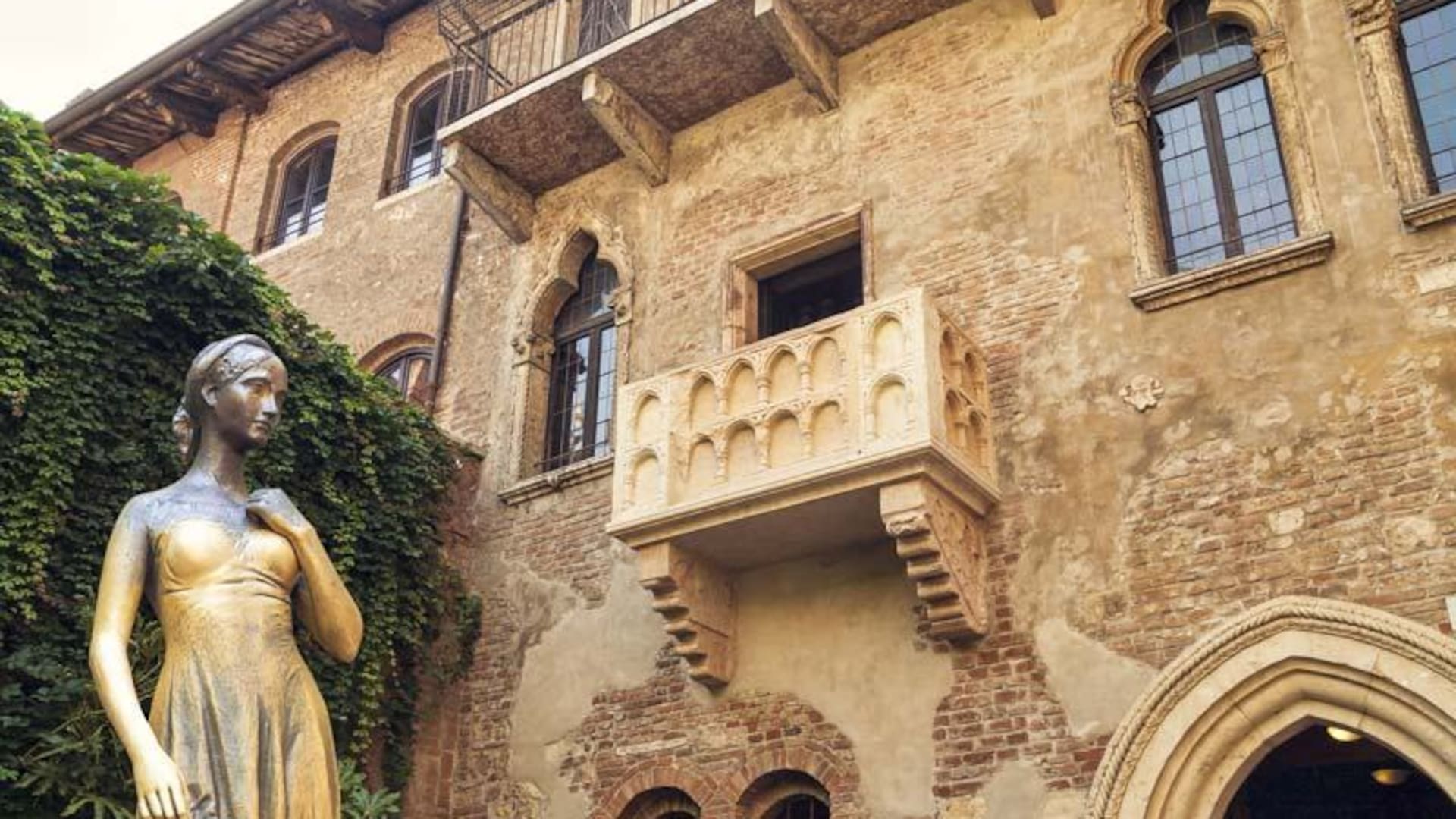 ¿Es o no es? La supuesta casa de Julieta Capuleto (Giulietta Capuleti), la heroína de Shakespeare, y el mítico balcón romántico, en Verona.
