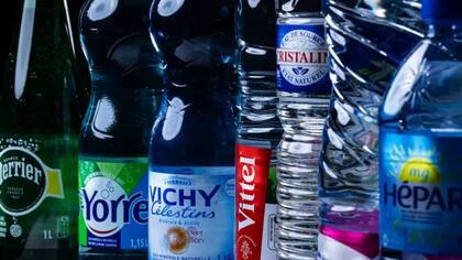 La legislación de la UE establece que el agua mineral natural debe permanecer inalterada entre la fuente subterránea y la botella.