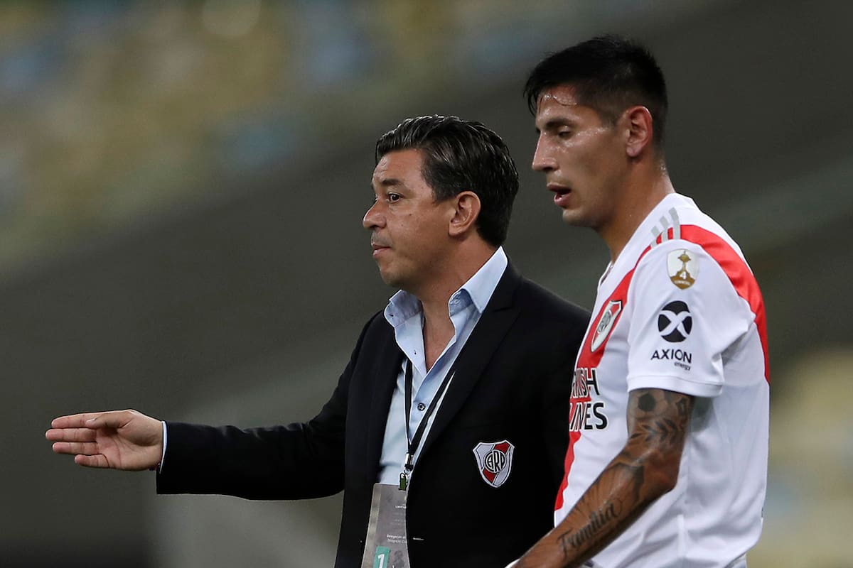 "Es por acá", parece decirle Marcelo Gallardo a Fabrizio Angileri; ni el lateral mendocino ni Benjamín Rollheiser renovaron sus contratos con River, que vencen en junio y la comisión directiva (en acuerdo con el DT) decidió bajarlos de la pretemporada