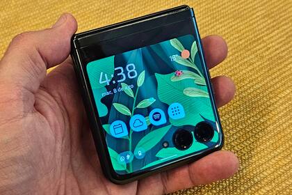 Es posible elegir un fondo de pantalla y una selección de paneles en la pantalla externa del Razr 40 Ultra