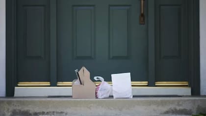 Es posible que, si tenés Covid-19, la gente pueda ayudarte dejando comida en tu puerta
