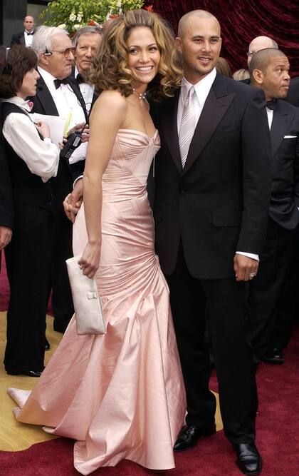 Es posible que un look pase a la historia por un serio error de peinado y este es el caso de Jennifer Lopez en la gala de 2002, cuyo abultado batido frontal opacó las dotes de un vestido digno. Y así les dio el ejemplo a todas sus colegas que el pelo no es lo último que se elige