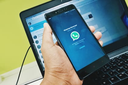 Es posible vincular el Whatsapp del teléfono con una versión Web, para no tener que tomar el smartphone cuando llega un mensaje; la aplicación para PC y maOS suma atajos de teclado