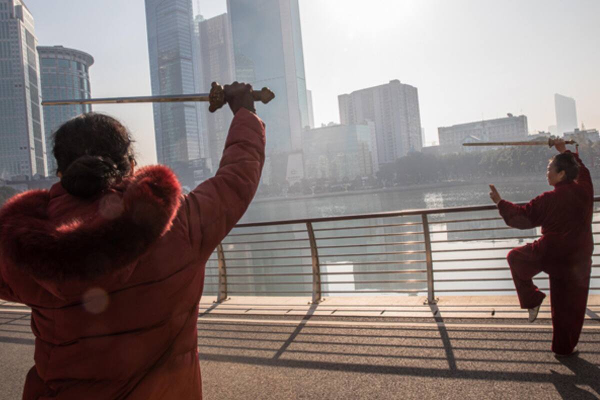 Es practicado por innumerables personas de todas las edades en China, sobre todo en las calles o en los parques