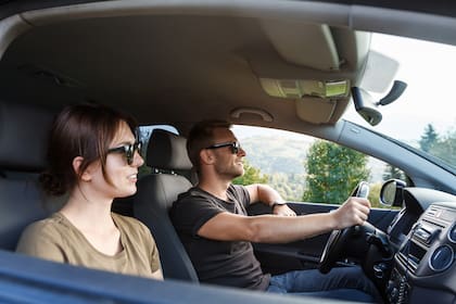 Es preferible abrir las ventanas del auto y dejar que el aire circule antes de encender el aire acondicionado