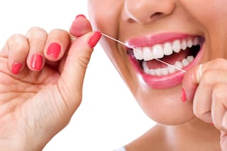 Dentista explica qué tan efectivos son los “palillos de hilo dental” para limpiar los dientes
