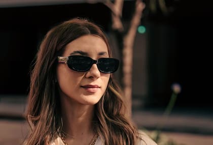 Es recomendable elegir lentes que ofrezcan protección frente a la radiación ultravioleta y utilizarlos durante las actividades al aire libre