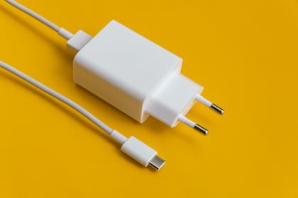 Es recomendable quitar el cargador del enchufe cuando no se lo usa (Foto: Freepik)
