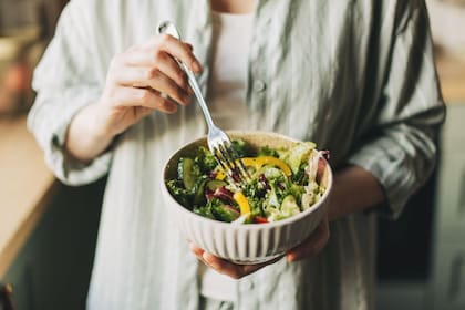 Es recomendable reducir la cantidad de sal y apostar por comida con mayores índices de potasio
