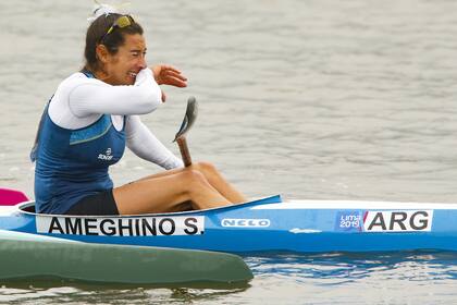 Es recordada la emoción de cuando Ameghino, autodenominada "Abuela del Canotaje Argentino", ganó la medalla en la capital peruana el año pasado, a los 39.