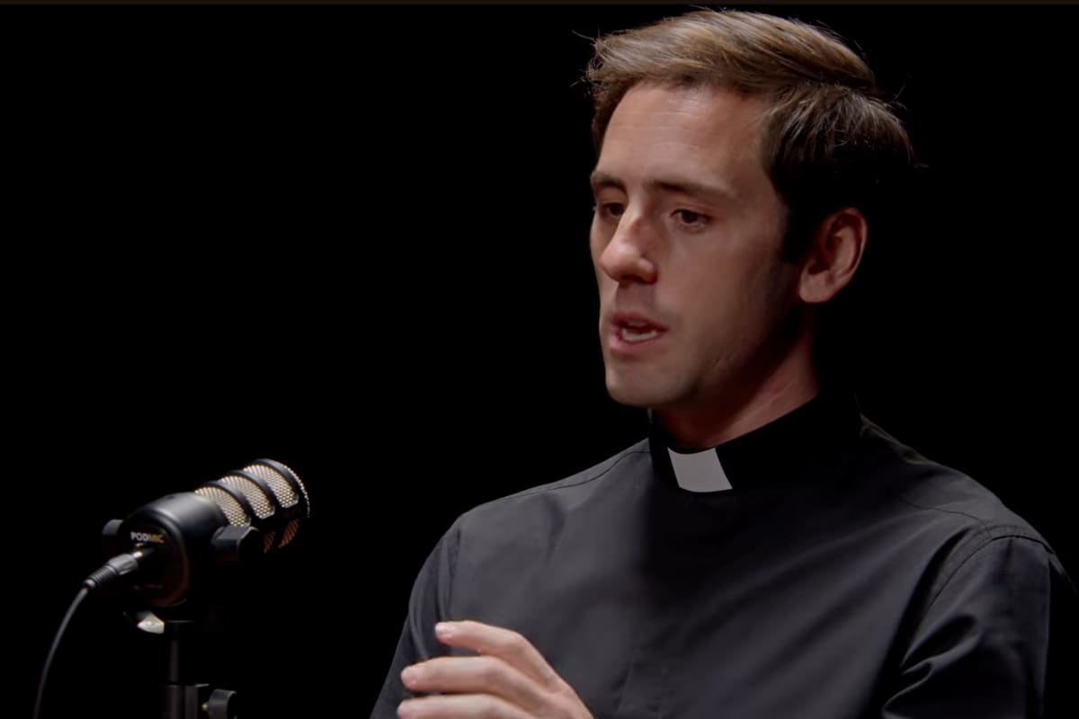 Es sacerdote, tiene 27 años y admitió que enamorarse de mujeres le sirvió para conocer el amor más limpio