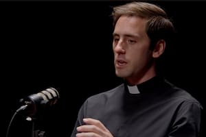 Es sacerdote, tiene 27 años y admitió que enamorarse de mujeres le sirvió para conocer el amor más limpio