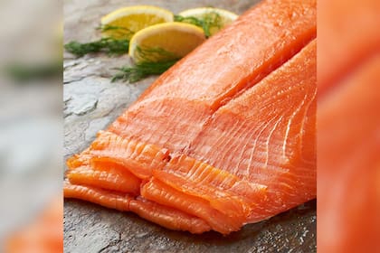 Es salmón es rico en omega-3, lo que ayuda a reducir la inflamación de las encías, y aporta vitamina D