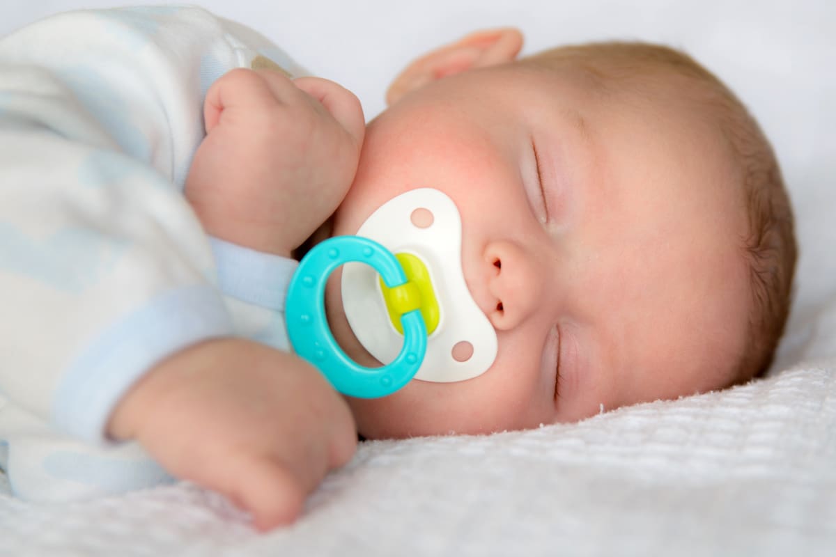 ¿Es sano dejar que un bebé llore para que aprenda a dormir solo? Claves para lograr un buen sueño infantil