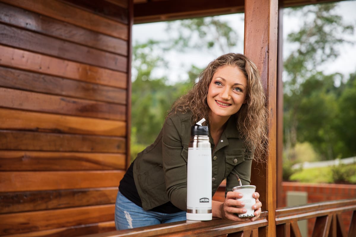 Es sommelier de yerba mate y derriba los mitos de cómo cerbarlos correctamente: uno es la utilidad del polvo