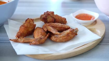 Es suficiente con que la comida frita alcance los 70° en la sartén para lograr una textura crujiente