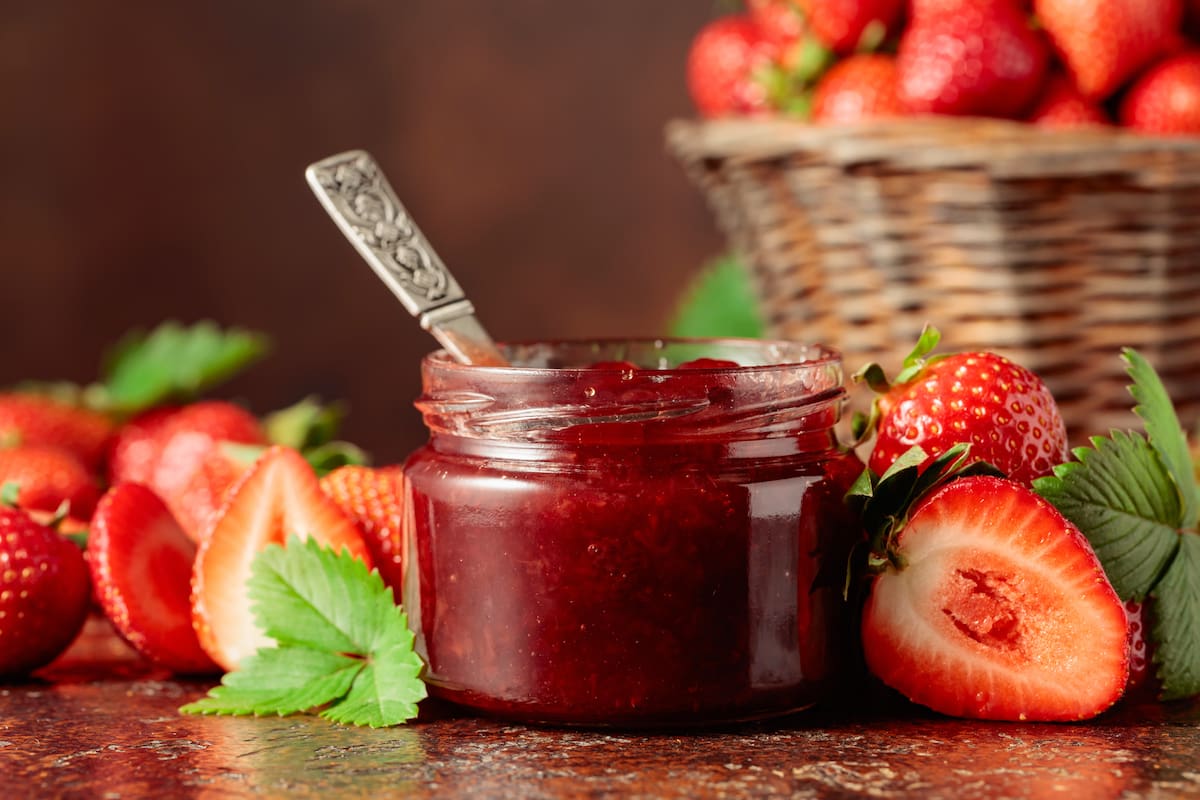 Es temporada de frutillas, cuando están más dulces, son abundantes y baja el precio; la mermelada puede durar, con la técnica adecuada, varios meses