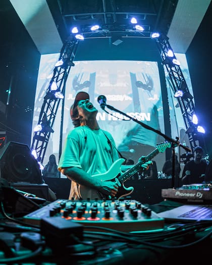 "Es todo música mía con algunos covers de artistas argentinos. Siempre lo hago porque me encanta honrar la música que me gustó y que amo", dice Hansen