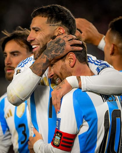 “Es un animal competitivo y te hace seguir intentándolo, no relajarte y estar con él; hay que apoyarlo y ayudarlo”, afirmó Otamendi sobre Messi, y destacó: “Es un ejemplo competitivo, ¿quién no quiere a Leo?”.