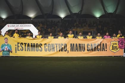 Es un arquero argentino y debe dejar de jugar al fútbol para siempre porque sufre una enfermedad neuromuscular degenerativa.