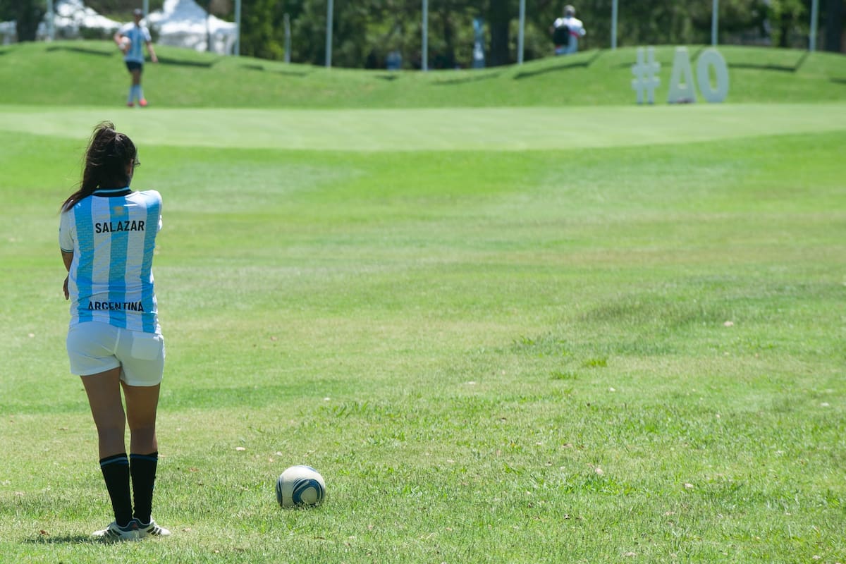 “Es un deporte que mezcla el impulso y la pasión por un lado, con la lógica y el análisis del otro. Para quienes hayan jugado fútbol, golf o ambos, se vuelve adictivo porque es reformular el menú que cada uno trae del fútbol y adaptarlo al menor movimiento y contacto del golf”, señala Alejo Mendive