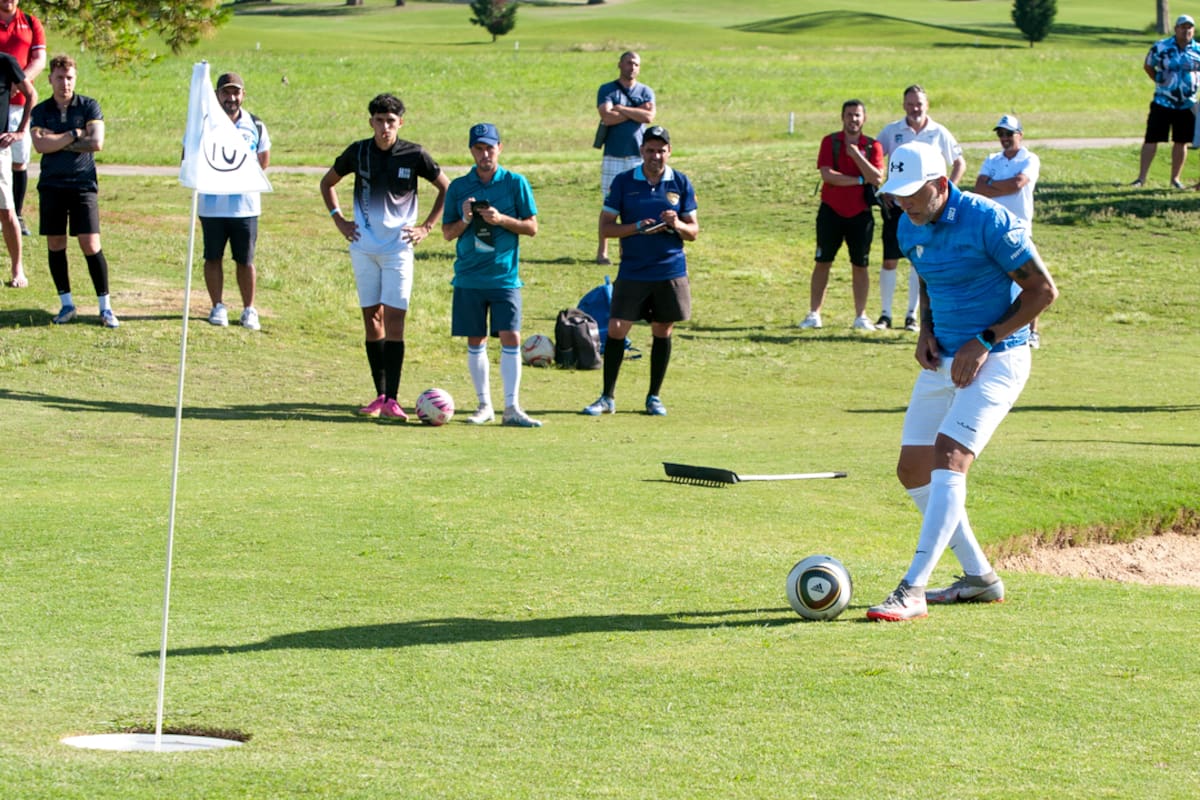 “Es un deporte que mezcla el impulso y la pasión por un lado, con la lógica y el análisis del otro. Para quienes hayan jugado fútbol, golf o ambos, se vuelve adictivo porque es reformular el menú que cada uno trae del fútbol y adaptarlo al menor movimiento y contacto del golf”, señala Alejo Mendive