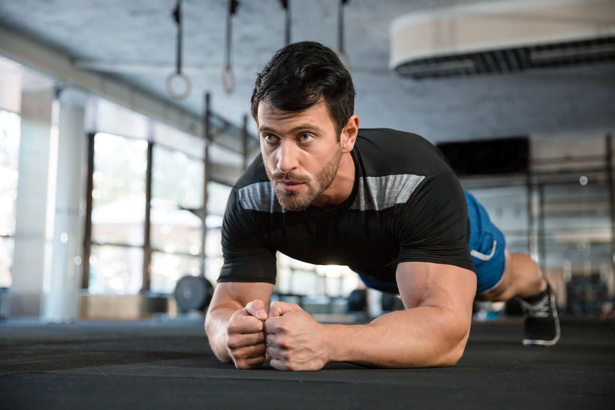 Es un ejercicio abdominal difícil de realizar correctamente si no se cuenta con un cierto entrenamiento previo
