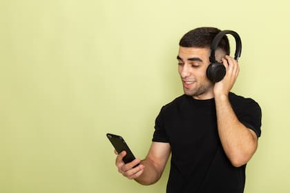 Es un fenómeno común que afecta a la mayoría de las personas en algún momento, especialmente cuando el cerebro está en reposo o realizando tareas automáticas, como caminar o ducharse (Foto de carácter ilustrativo: Freepik)