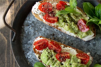 Es un fruto con muchos aportes para la salud: contiene aceite omega 3, grasas monoinsaturadas, vitaminas B, C y K, potasio y ácido fólico
