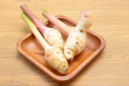 Es un ingrediente esencial en la cocina tailandesa, especialmente en sopas y curries.