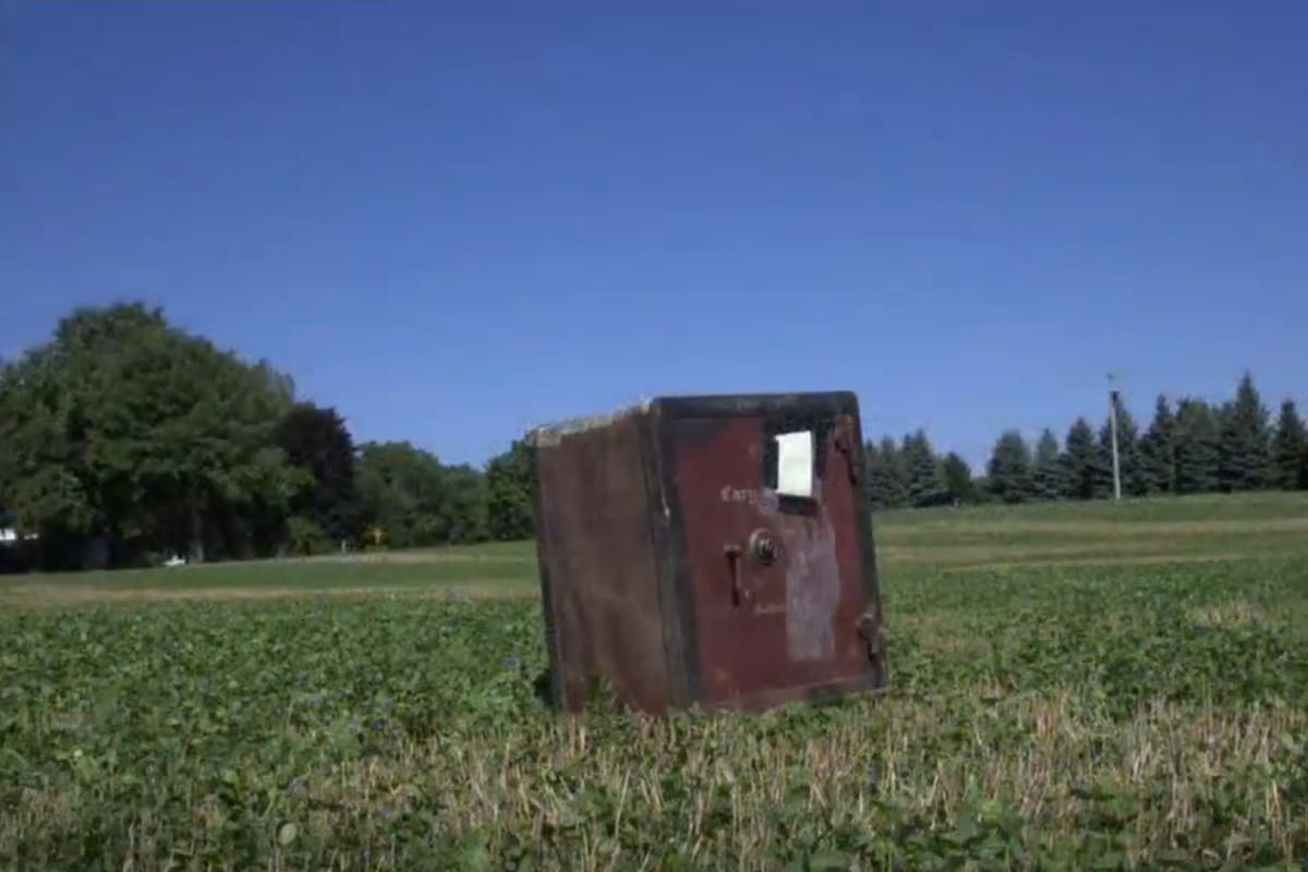 Es un misterio cómo llegó la caja al medio del campo