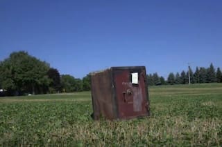 Misterio: aparece una caja fuerte en medio de un campo con una desafiante nota