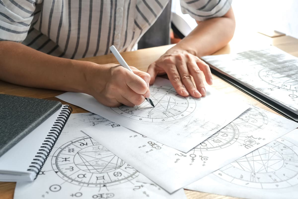 Es un momento ideal para revisar proyectos pendientes, reevaluar estrategias de comunicación y reconectar con personas del pasado