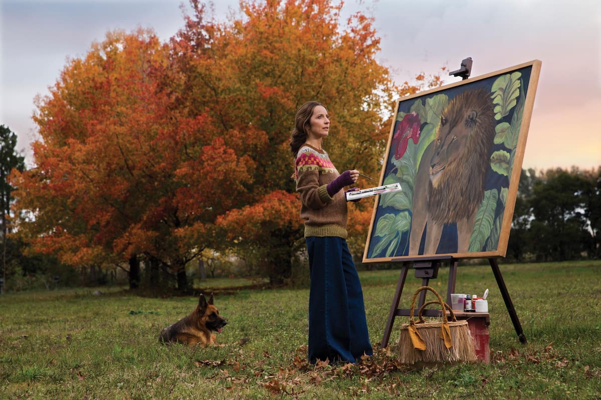 “Es un privilegio vivir acá porque mi arte tiene mucho que ver con los colores, que amo, la naturaleza y los animales. No puedo estar más feliz”, dice la
artista, mientras retoca uno de sus cuadros