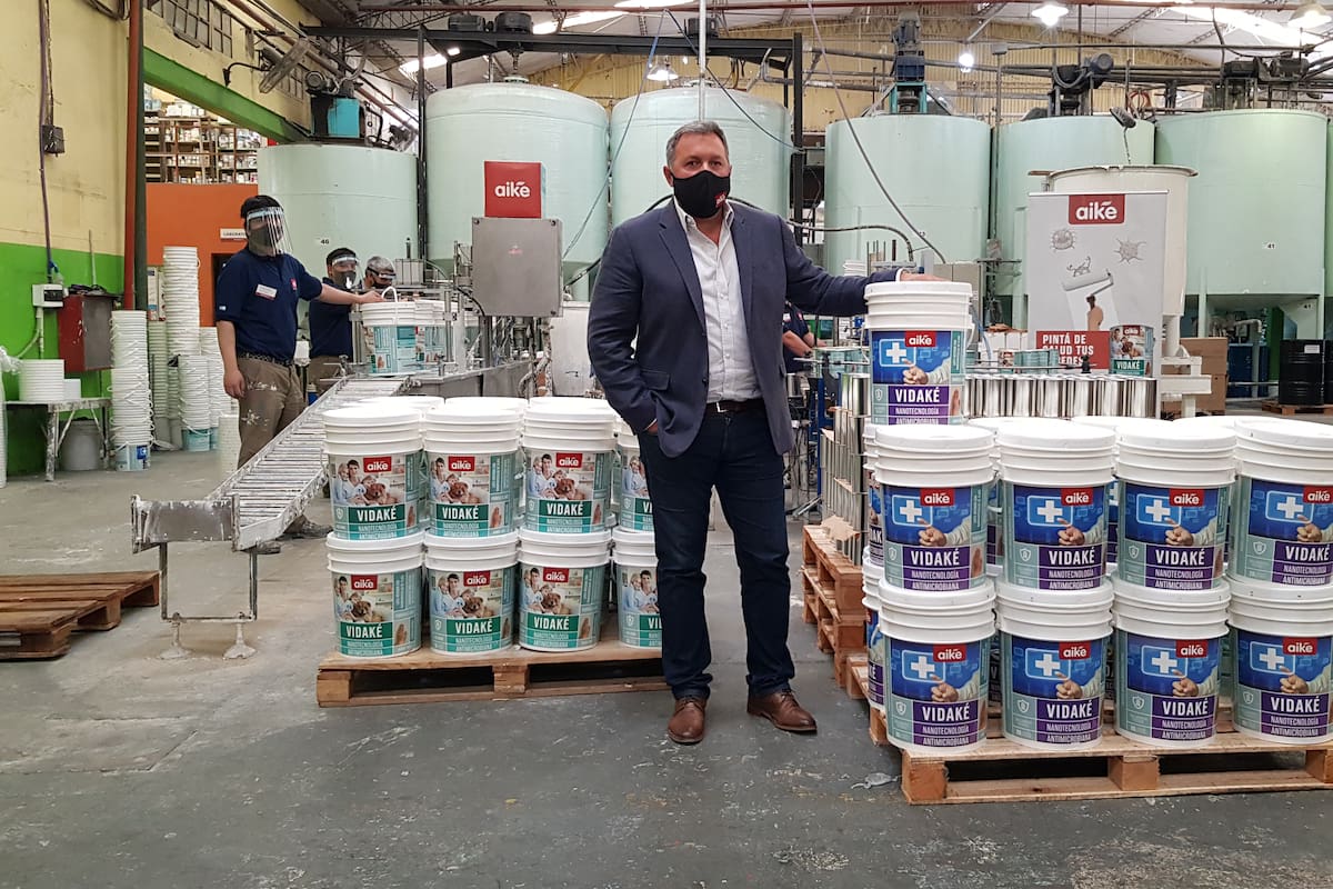 Es un producto que desarrollaron para evitar la propagación de bacterias y virus a través de las paredes