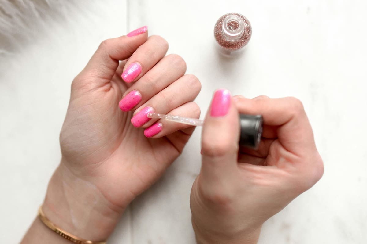 Es un producto que dura mucho tiempo, de 2 hasta 4 semanas; pero cuando se “descarapela”, es señal de que necesita un retoque o retirarlo si es que ya no luce bien