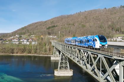Es un tren de hidrógeno hecho a partir de un modelo previo, también fabricado por la compañía europea, el Flirt, cuyo sistema de propulsión se basa excusivamente en baterías eléctricas.