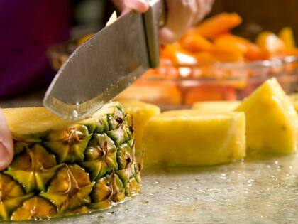 La fruta que comemos no es en realidad un fruto sino muchos frutos unidos entre sí, dispuestos en forma espiralada