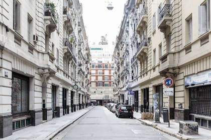 Es una calle angosta que atraviesa una manzana del barrio de San Nicolás y se construyó en 1924