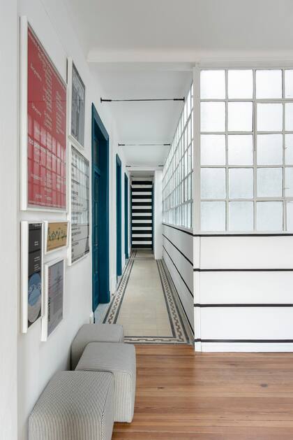 Es una casa para artistas, y se nota. Puertas azules, colores primarios en los afiches y rayas de distinto grosor en blanco y negro marcando el camino.