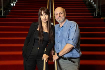 “Es una comedia dramática, como la vida la misma, te reís por momentos y sufrís en otros”, define Cecilia Monti sobre su ópera prima en teatro; además del guion, estuvo a cargo de la escenografía y del vestuario, "que es lo mío", dice entre risas