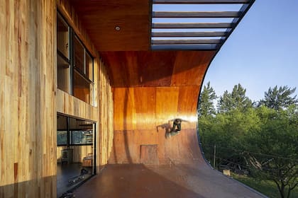 Es una construcción de estilo modernista realizada con madera y chapa negra, y apoyada sobre pilotes de metal
