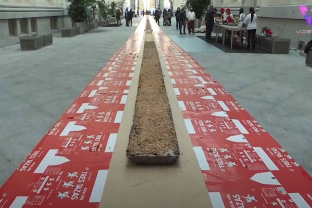 Es una costumbre que se repite todos los años. El turrón mide unos cincuenta metros de largo y se realiza con doscientos kilos de chocolate